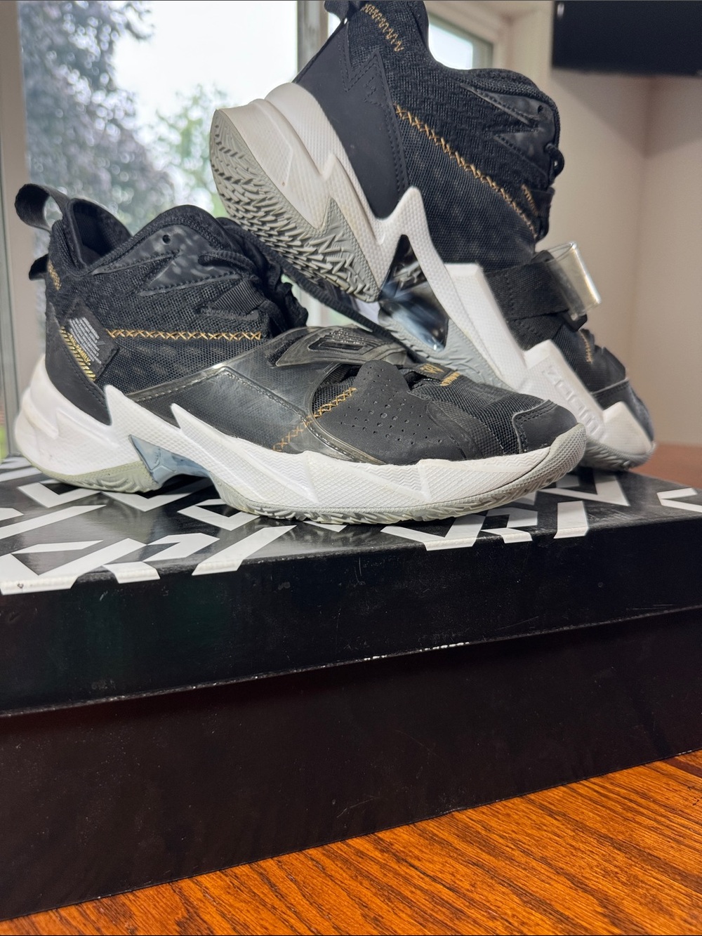 Jordan Why Not Zero Black/Metallic Gold-White men’s size 8